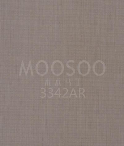 Sølvfargede lineære trepaneler