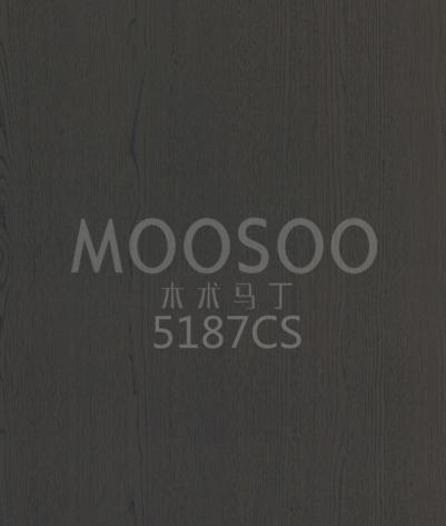 Trådbørstet panel av massivt tre i hvit alm